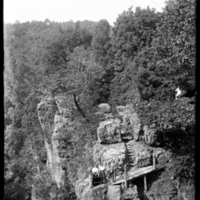 Mabel Wohlbrück and others atop Natural Bridge in Virginia